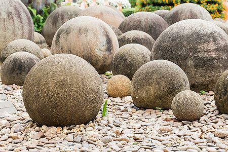 在日本花园的石头收藏情调矿物异国方式灰色岩石花园黑色圆圈图片