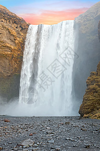 冰岛日落时的Skogafos瀑布图片