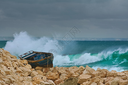 圣水海岸上的船渔船岩石航海支撑小艇木船潮汐环境石头图片