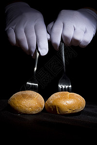 叉子上的包和白手套上的手包子食物午餐面包舞蹈推力餐具美食黑色小吃图片