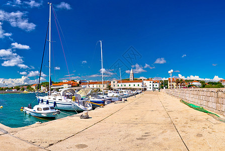 Turanj村港口和海滨观点蓝色木头建筑学海洋旅行支撑石头岩石天空钓鱼图片