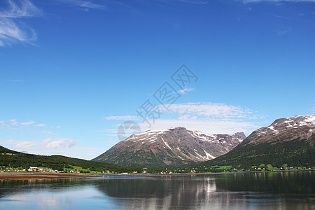 Fjord和山山山峰丘陵晴天峡湾海岸线岩石太阳旅行圆圈风景图片