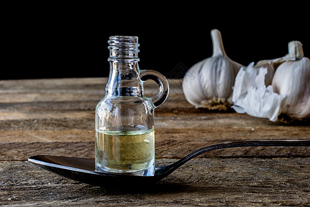 含水果和蔬菜的油瓶香水薰衣草勺子树叶智者瓶子药品芳香桌子迷迭香图片