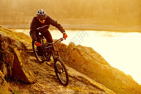 极强体育概念 文字空间骑士耐力赛蓝色冒险男性自行车山地车日落爬坡运动图片