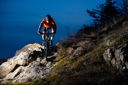 极体育概念 文字空间男人岩石爬坡自行车运动森林日落冒险安全耐力赛图片