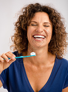 刷牙 保持我美丽的笑容牙齿牙医卷曲母亲牙科蓝色快乐女性微笑牙刷图片