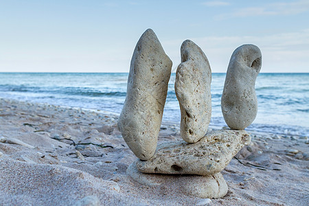 海滩上的石堆旅行场景平衡卵石温泉精神蓝色团体阳光岩石图片