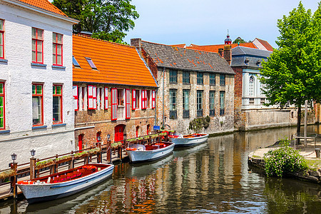 比利时布鲁日(布鲁杰)具有美丽运河的古建筑图片