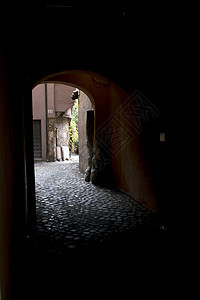 和在罗马巷子里黑暗的光芒背景图片
