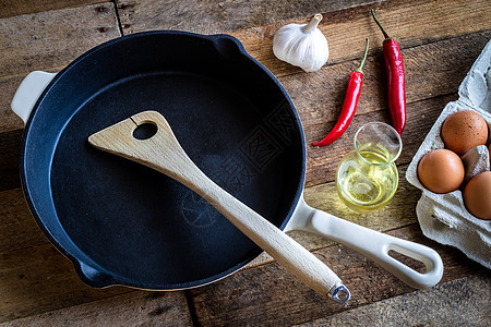 旧式烹饪菠菜食物平底锅油炸产品炊具盘子桌子鹌鹑胡椒图片