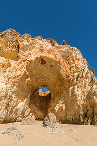 沙滩海浪沙滩上的洞穴背景