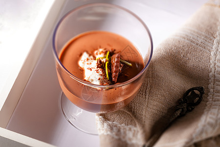 巧克力慕斯杜塞勺子棕色桌子奶油杯子鞭打效果甜食美食家甜点背景图片