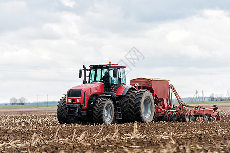 在田里工作的农民拖拉机 播种的春天时间食物播种机国家工人植物农村收成钻头车辆土壤图片