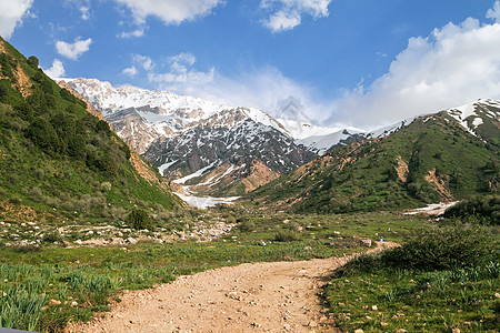 乌兹别克斯坦钦干山脉地形风景水平蓝色荒野爬坡绿色旅行黑猩猩场景图片