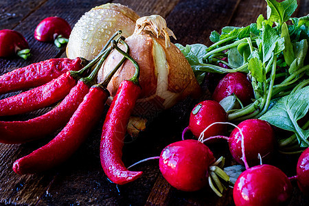 木制桌上的蔬菜辣椒饮食水果绿色植物沙拉农场叶子盒子香菜菜花图片