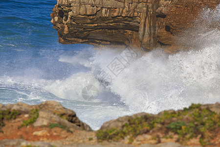 海上波浪对岸外石块的突破反射假期自由活力涟漪风暴潜水液体旅行场景图片