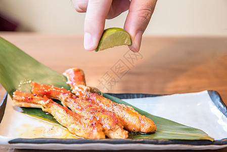 烤焦蟹用餐螃蟹炙烤烹饪盘子海鲜牛扒烧烤黄油食物图片