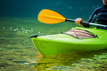 河边的加亚克人独木舟日落冒险娱乐乐趣皮艇休闲运输水平假期图片