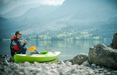 康乐湖Kayaking旅游皮艇运输运动运动员旅行水平乐趣独木舟休闲图片