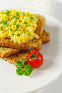 炒鸡蛋和烤面包纸上切碎的薯条早餐面包美味韭菜食物小吃图片