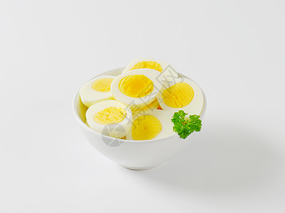 将硬煮鸡蛋减半灰白色食物横截面鸡蛋背景背景图片