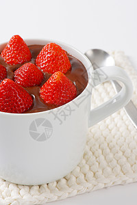 巧克力布丁中的草莓甜点棕色杯子食物红色水果背景图片