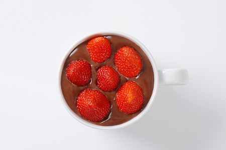巧克力布丁中的草莓高架食物棕色杯子红色水果甜点背景图片