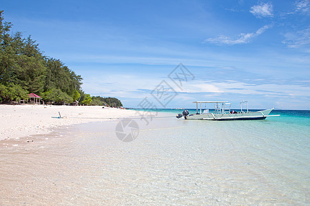 印度尼西亚Gili Meno岛海滩上的传统船男人风景支撑天空血管海洋海岸线热带图片