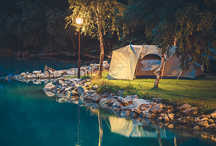 湖边的帐篷森林睡眠冒险野餐露营者月亮生存探险家勘探树木图片