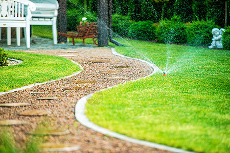 草地喷洒器后院花园水平园艺场地背景图片