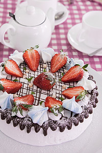 美味的草莓奶油蛋糕浆果巧克力水果蛋糕甜点糕点美食鞭打格子叶子图片