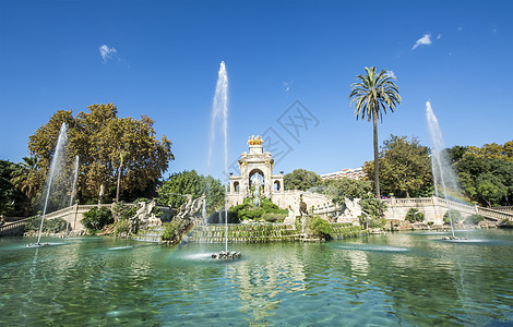 西班牙巴塞罗那建筑学运输天空休息喷泉堡垒公园阳光雕塑旅游图片