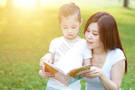 爱读书的孩子母亲和女儿在户外阅读背景
