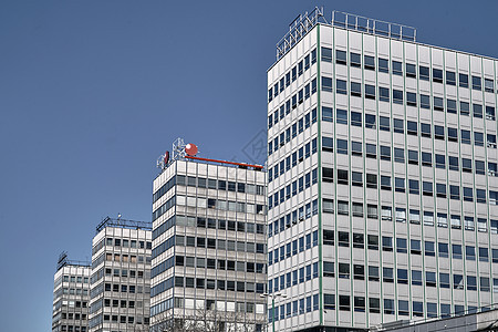 现代办公大楼的零碎部分柱子城市天空窗户建筑障碍建筑学地面办公室玻璃图片