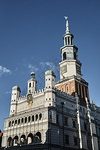 具有时钟的文艺复兴市政厅塔建筑学天空建筑尖顶城市零售纪念碑窗户图片