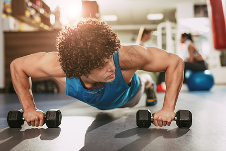 青年男子在健身院锻炼肌肉健身房运动员哑铃生活方式训练运动力量俯卧撑水平图片