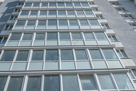 在背景中新建多层住宅楼在背景中阳台城市多层材料房子象牙灰色蓝色公寓财产图片