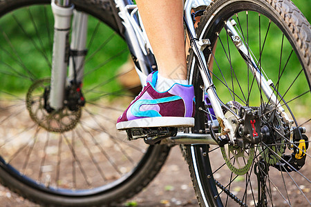 骑自行车的女人旅行女孩活动辐条健康冒险速度车轮运动森林图片