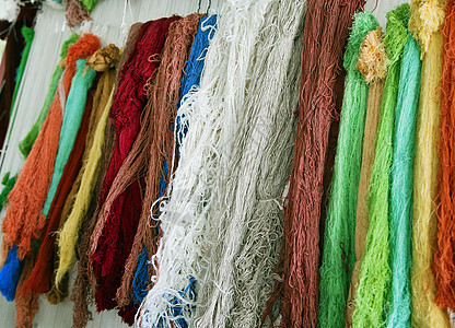 多彩多姿的线程背景织物工厂纤维绿色细绳缝纫材料地毯羊毛针织品图片