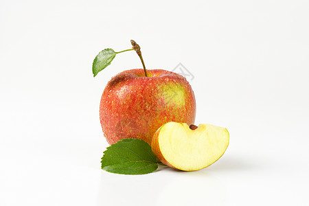 一整个苹果 四分之一块红色食物水果图片