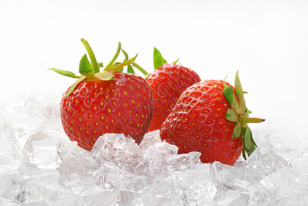 冰上新鲜草莓食物红色水果图片