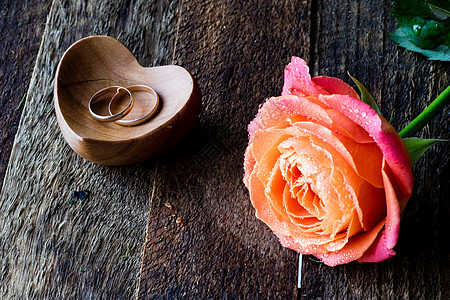 湿玫瑰 心脏和结婚戒指念日婚姻接待仪式花束金子女性卡片蜜月订婚图片