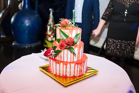 白色婚礼三层蛋糕加红玻璃和玫瑰桌子婚姻奶油餐厅派对生日托盘糖果夫妻床单图片