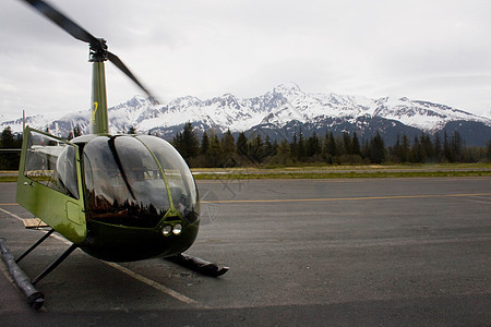 Seward阿拉斯加跑道上的绿色直升机图片