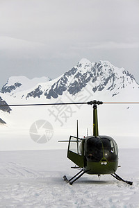 冰川阿拉斯加上的绿色直升机图片