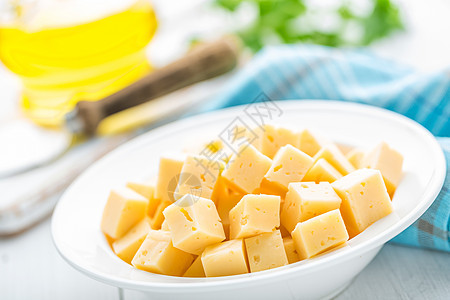 白底盘上的奶酪切片烹饪奶制品白色乡村黄色厨房饮食营养美食桌子图片