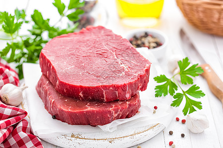 原生 白木背景的未煮牛肉肉牛排木板白色红色烹饪产品食物桌子厨房市场图片