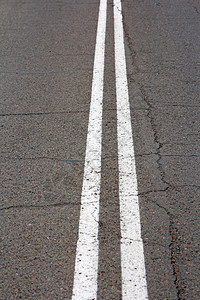 一条柏油路的纹理与双白色条纹的顶视图图片