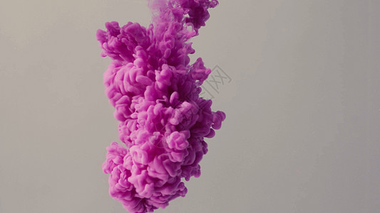 墨水中掉落的彩色背景气泡流动灰色紫色液体浅色图片