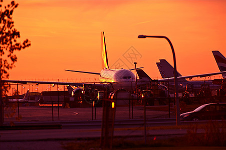 日落时的航空班机图片